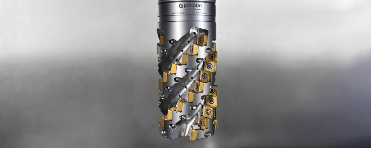 Die Squareworx® Igelfräser sind mit goldenen Wendeschneidplatten ausgestattet und sind in einer Aufnahme in der Maschinenspindel befestigt.