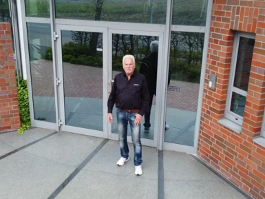 Franz-Josef Pokolm, der Gründer von Pokolm Frästechnik GmbH & Co. KG, steht vor dem Hauptgebäude in Harsewinkel, Deutschland.