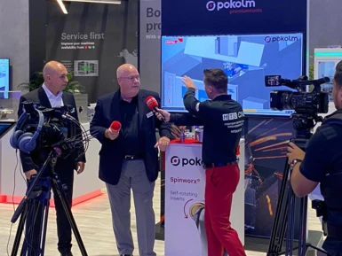 Auf dem Messestand von Starrag, als Technologiepartner, präsentieren Mitarbeiter der Firma Pokolm auf der IMTS 2024 in Chicago, die innovativen Lösungen.