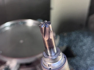 Guterhaltene Schneide eines Vollhartmetallfräsers von Pokolm nach Bearbeitung.