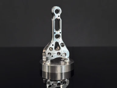 Ein Muster einer Knochenplatte, gefräst mit Pokolm Premiumtools aus Titan.