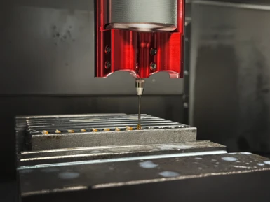 Das berührungsloses Schmiersystem von Pokolm schmiert Bohrungen für die Fertigung von Gewinden vollautomatisch.