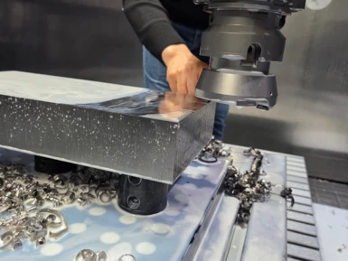 Mirroworx® bearbeitet Stahl und erzielt spiegelglatte Oberflächengüten.