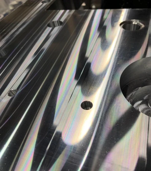 Mirroworx® bearbeitet Stahl und erzielt spiegelglatte Oberflächengüten.