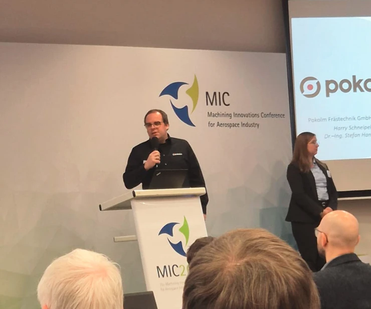 Ein Mitarbeiter von Pokolm stellt die Firma auf einem Event vor.