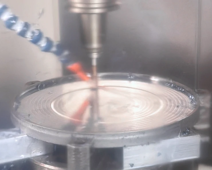 Foto einer Laufenden Bearbeitung, in der ein Pokolm Vollhartmetallfräser (PF05) den Werkstoff Hardox 500 zerspant.