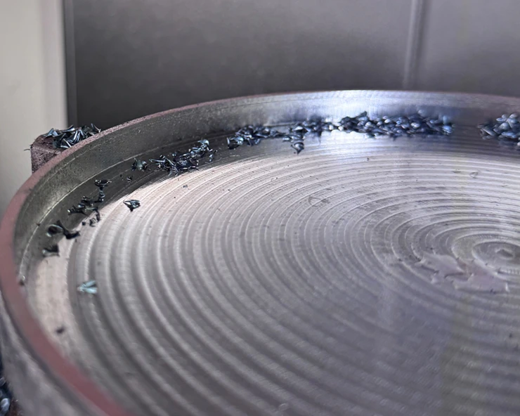 Eine glatte Oberfläche des Werkstoffs Hardox 500, bearbeitet mit Vollhartmetallfräser von Pokolm.