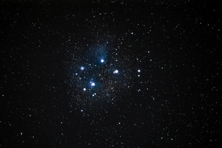 Das Universum: eine Ansammlung von Sternen auf einem schwarzen Hintergrund.