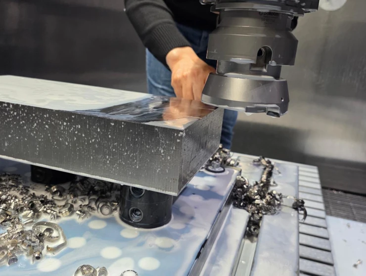 Mirroworx® bearbeitet Stahl und erzielt spiegelglatte Oberflächengüten.