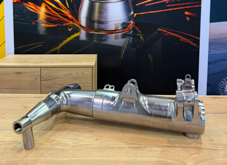 A model of a landing gear leg is on display at a trade show.