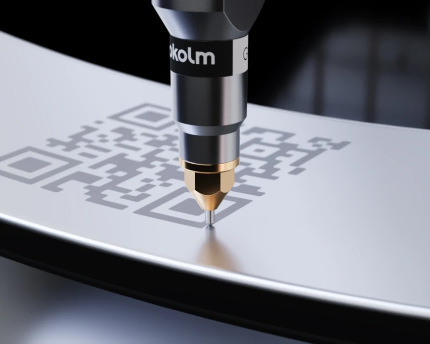 Das Garviersystem Gravfix von Pokolm, fräst ein QR-Code in ein Bauteil.