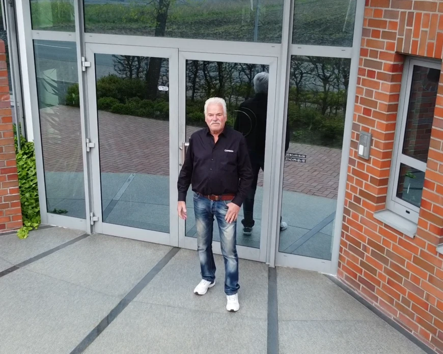 Franz-Josef Pokolm, der Gründer von Pokolm Frästechnik GmbH & Co. KG, steht vor dem Hauptgebäude in Harsewinkel, Deutschland.