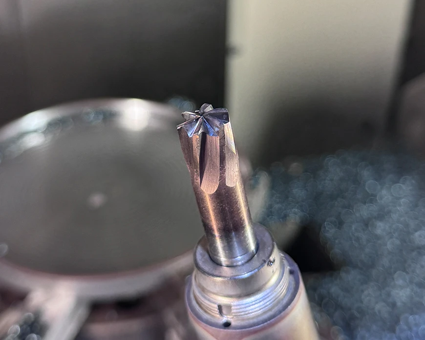 Guterhaltene Schneide eines Vollhartmetallfräsers von Pokolm nach Bearbeitung.
