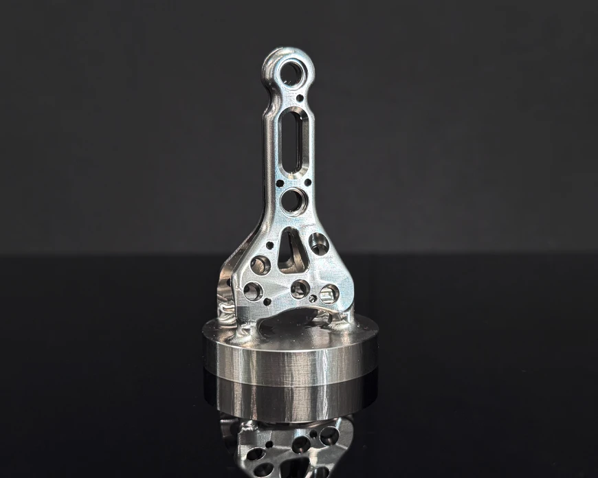 Ein Muster einer Knochenplatte, gefräst mit Pokolm Premiumtools aus Titan.