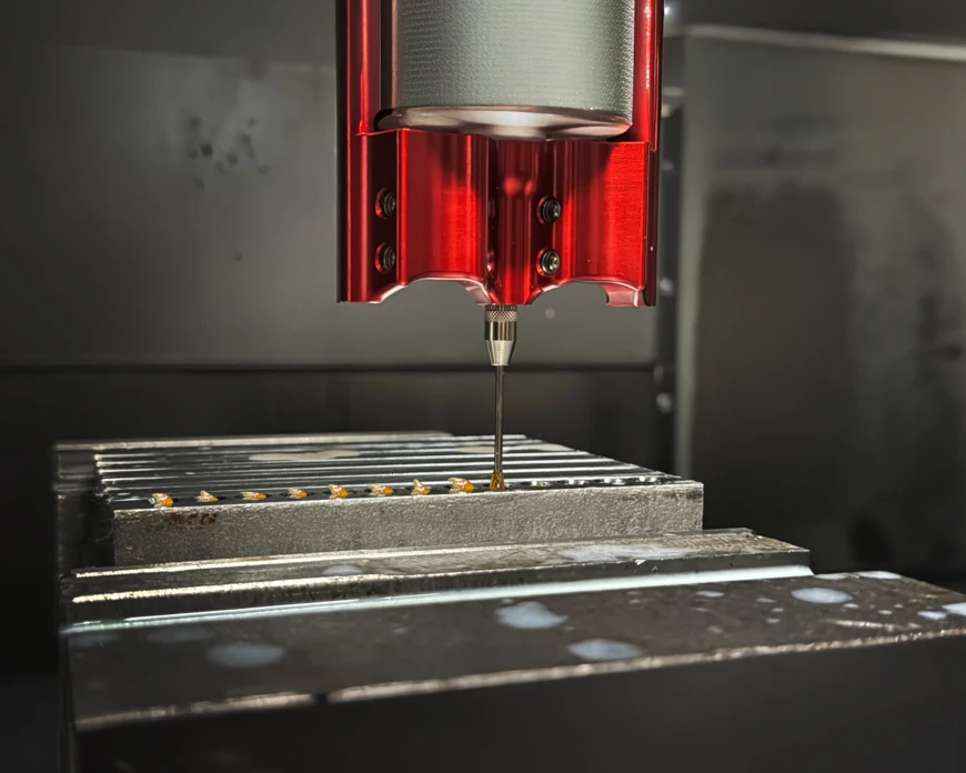 Das berührungsloses Schmiersystem von Pokolm schmiert Bohrungen für die Fertigung von Gewinden vollautomatisch.