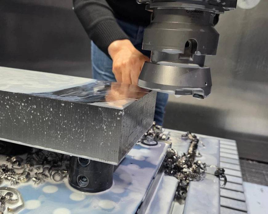 Mirroworx® bearbeitet Stahl und erzielt spiegelglatte Oberflächengüten.